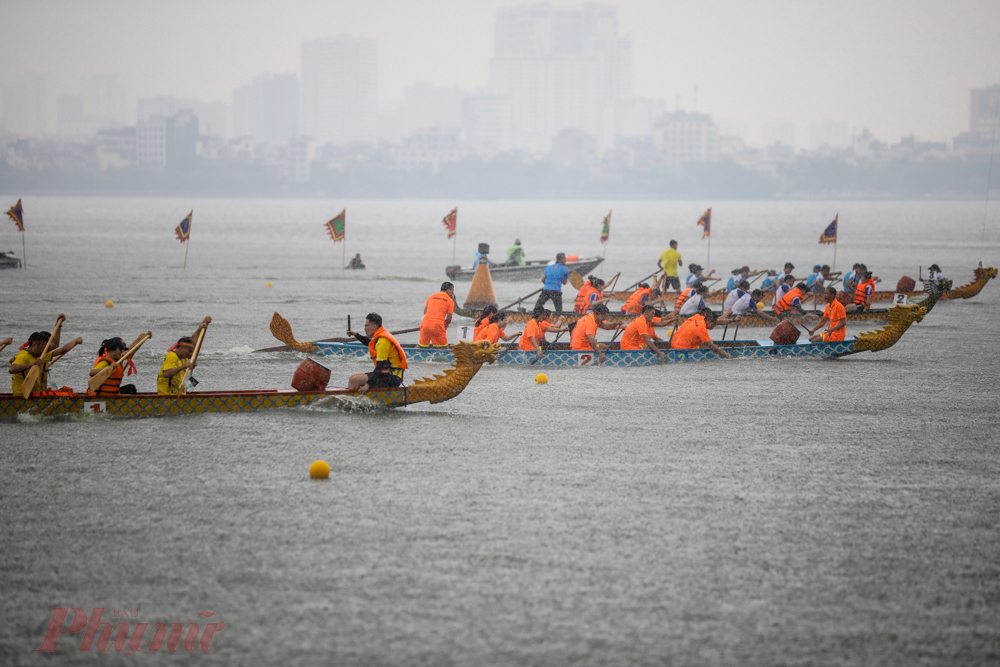 Giải Bơi chải thuyền rồng thành phố Hà Nội năm 2022 diễn ra ngày 9/10, thời gian thi đấu kéo dài từ 8h-18h cùng ngày.