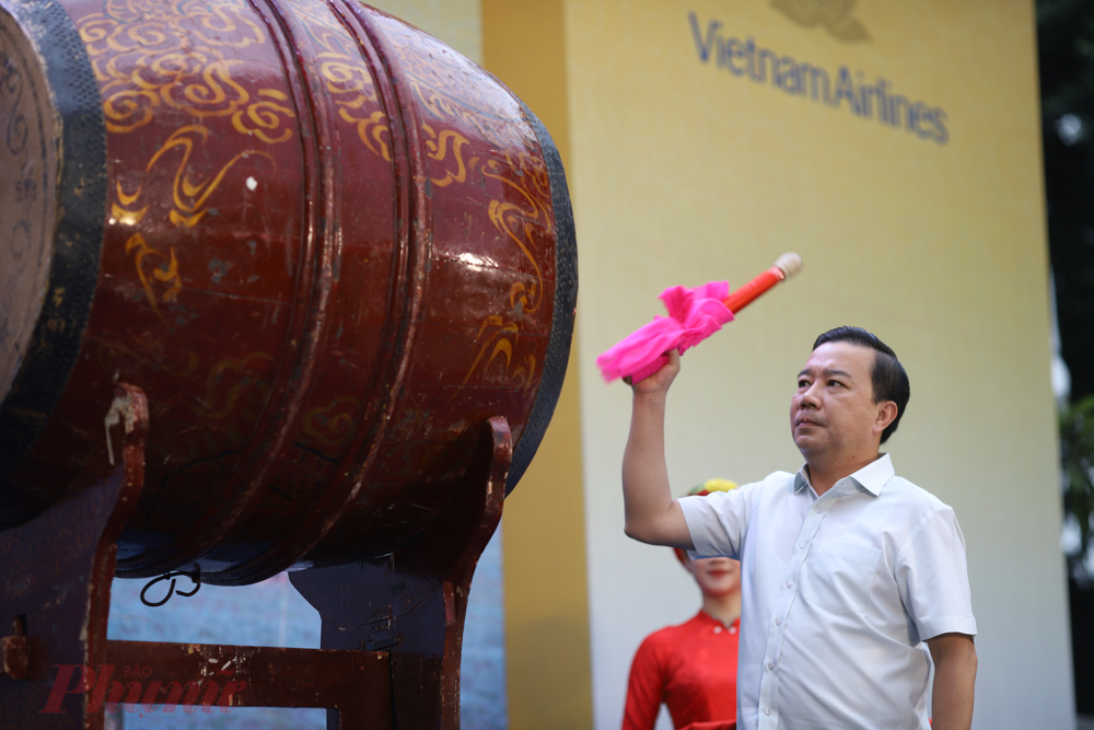 Phó chủ tịch UBND TP Hà Nội Chử Xuân Dũng đánh trồng khai mạc giải Bơi chải thuyền rồng Hà Nội mở rộng năm 2022.