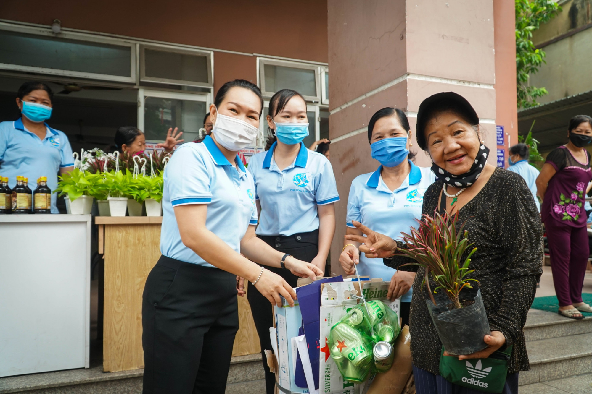 phát động các chi hội ra quân tổng vệ sinh môi trường tại 7 khu phố, thực hiện chương trình đổi rác thải nhựa nhận quà (gồm 40 chậu cây trầu bà, mười giờ, đường, dầu bột ngọt...).