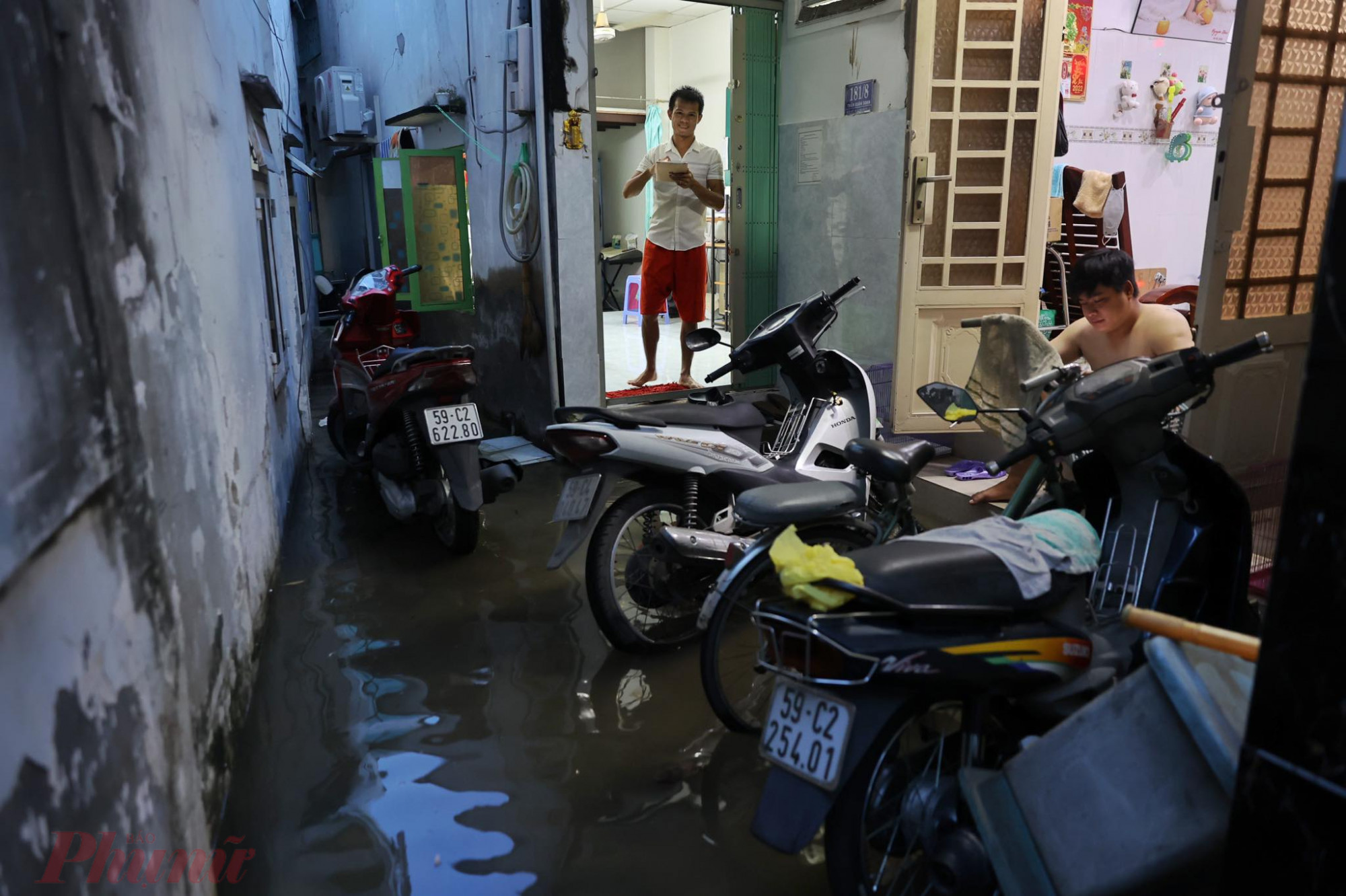 Một số hộ dân trong hẻm nhỏ đường Huỳnh Tấn Phát bị nước tràn vào nhà.