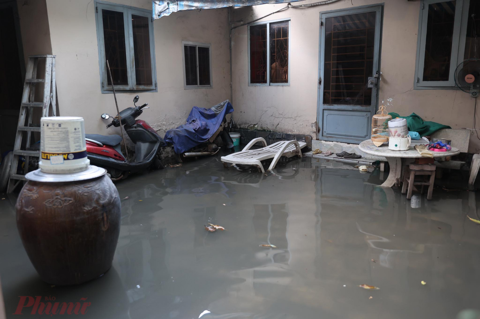 Một căn nhà trên đường Huỳnh Tấn Phát bị nước tràn vào ngập ướt hết đồ đạc.