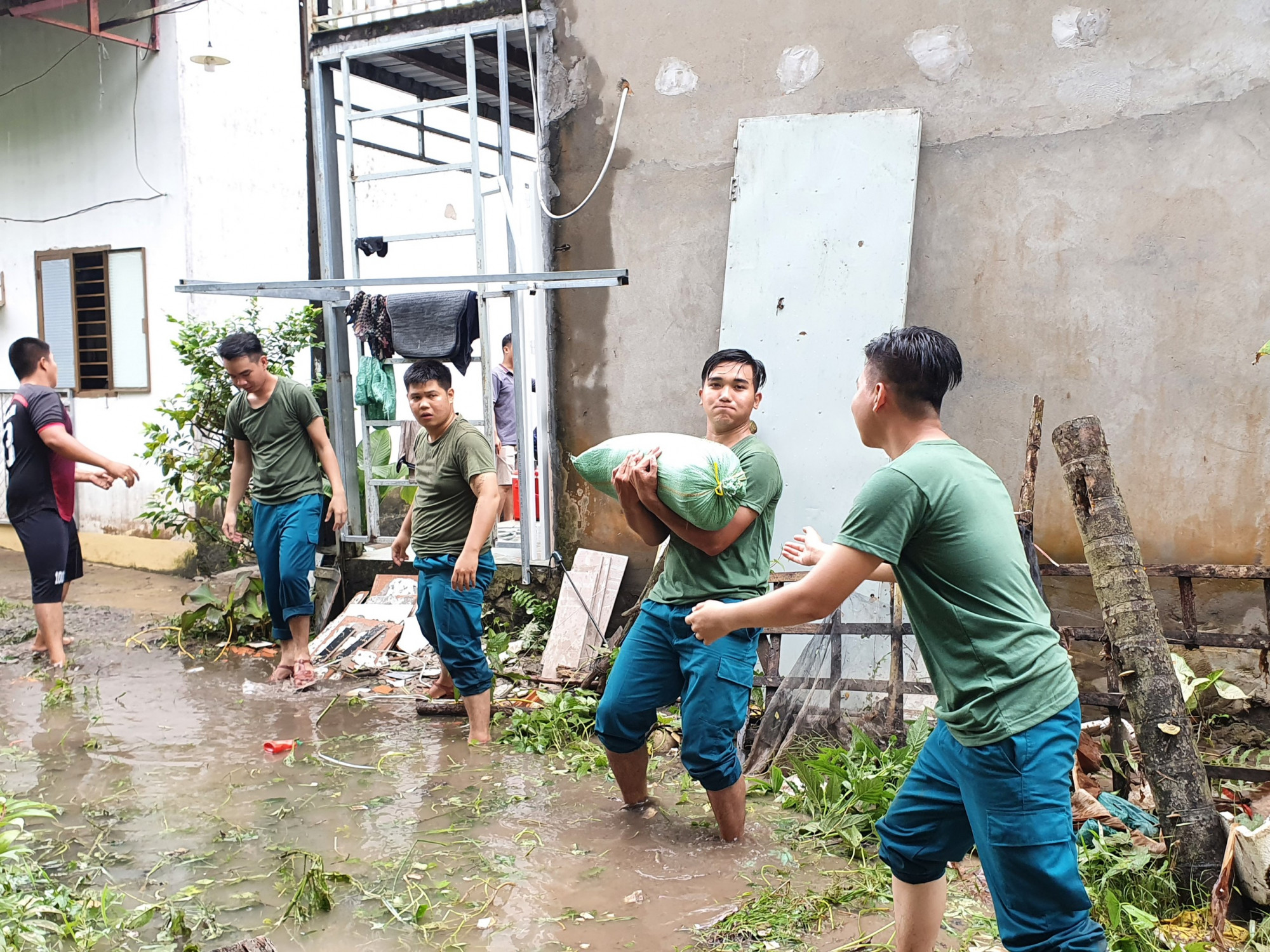 Lực lượng dân quân dân phường Cái Khế, quận Ninh Kiều, hỗ trợ người dân ứng phó triều cường. Ảnh: Trung Phạm
