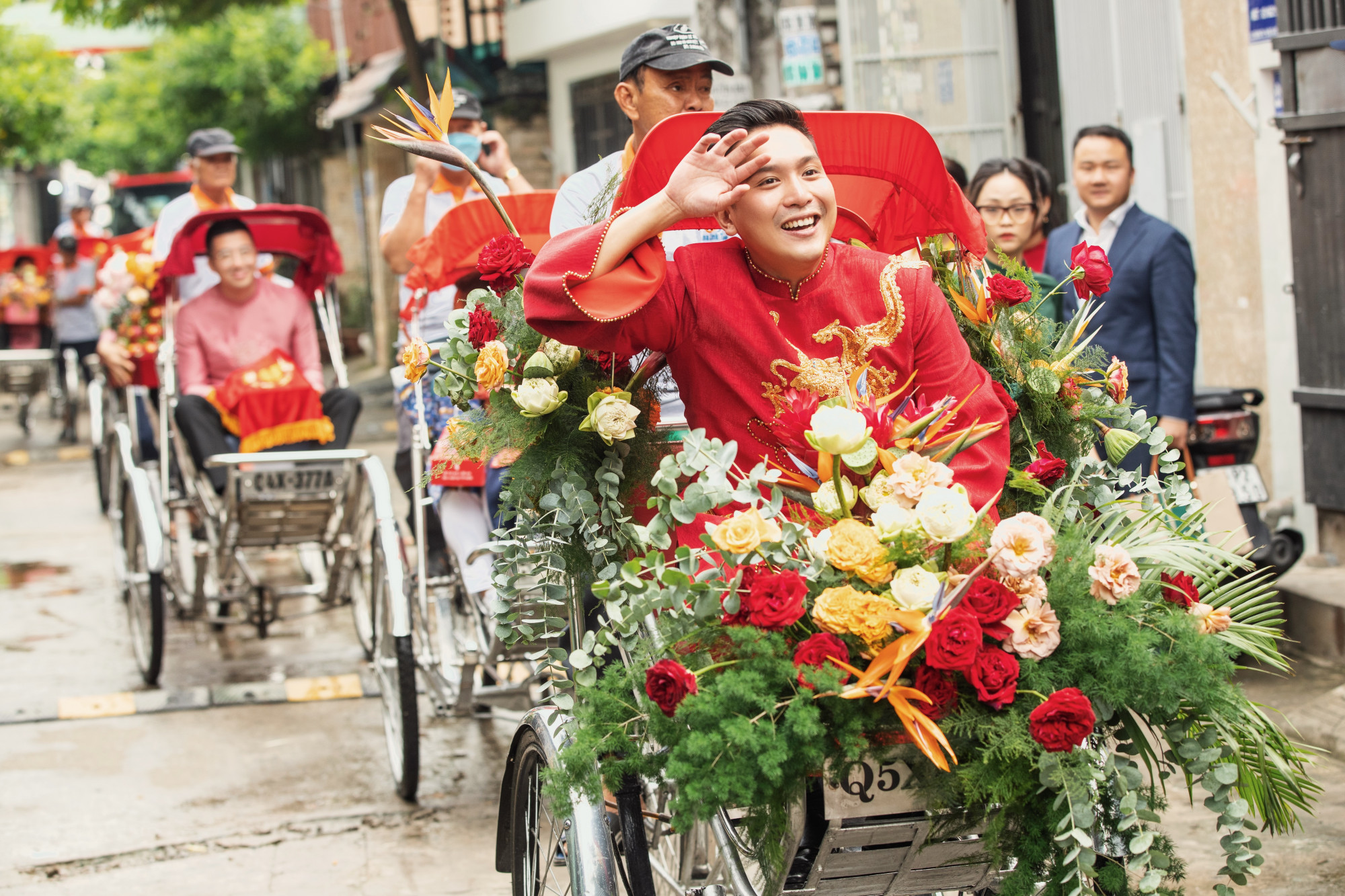Chú rể phấn khích khi cùng đàng trai đến nhà gái để rước dâu. MC Liêu Hà Trinh chia sẻ: 'Trinh và Khoa đều có cùng khát khao về một buổi lễ gia tiên truyền thống từ trước khi gặp nhau. Bởi mình tin, dù cho có sinh ra hay lớn lên ở đâu, thì cội nguồn dân tộc, dòng máu Việt Nam vẫn chảy trong mỗi chúng ta, nhắc nhở chúng ta mãi là người Việt và tiếp nối văn hóa Việt trong niềm tự hào.