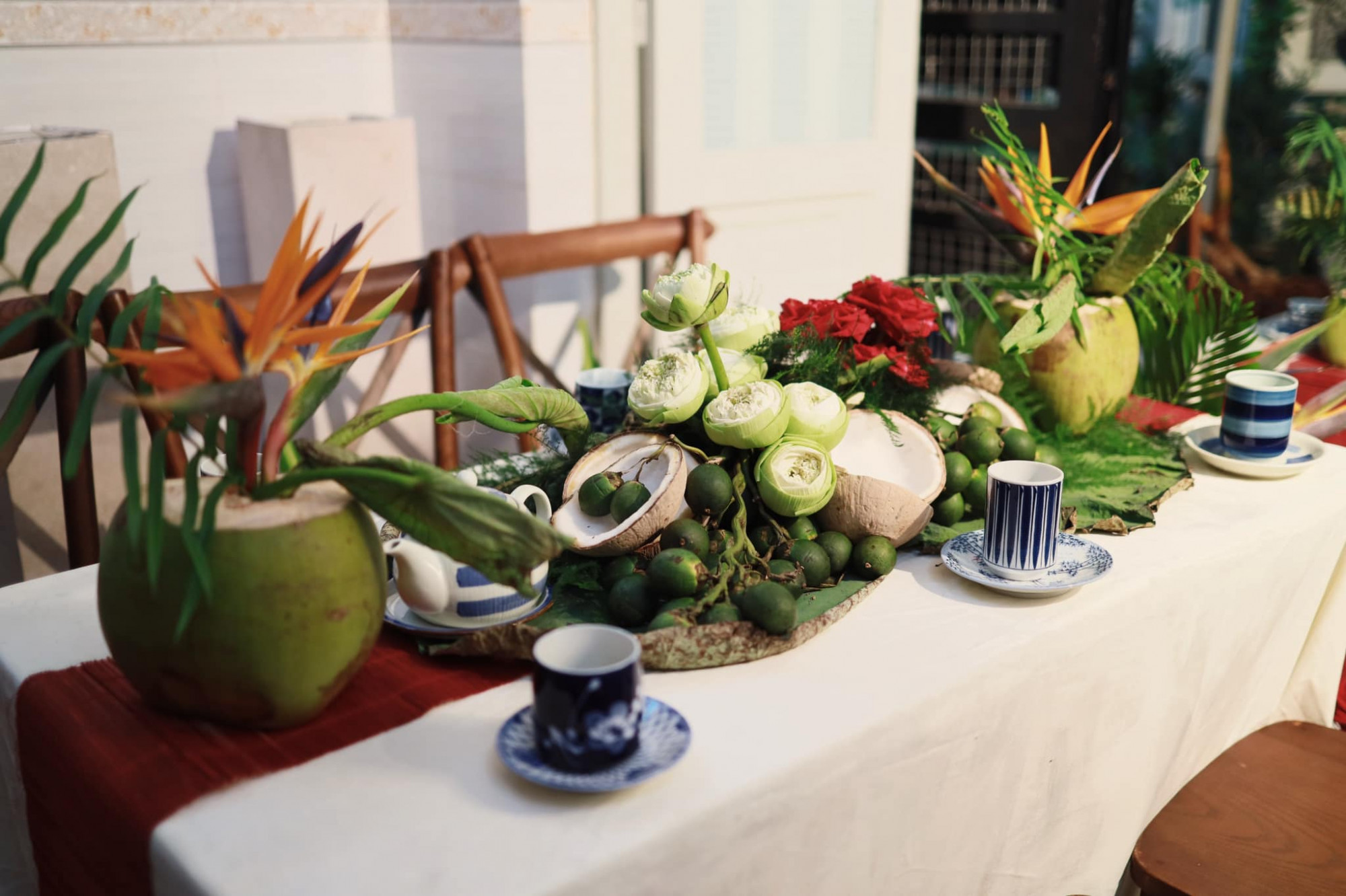 Ngoài hoa tươi, bàn lễ còn được trang trí bởi cau, trái dừa