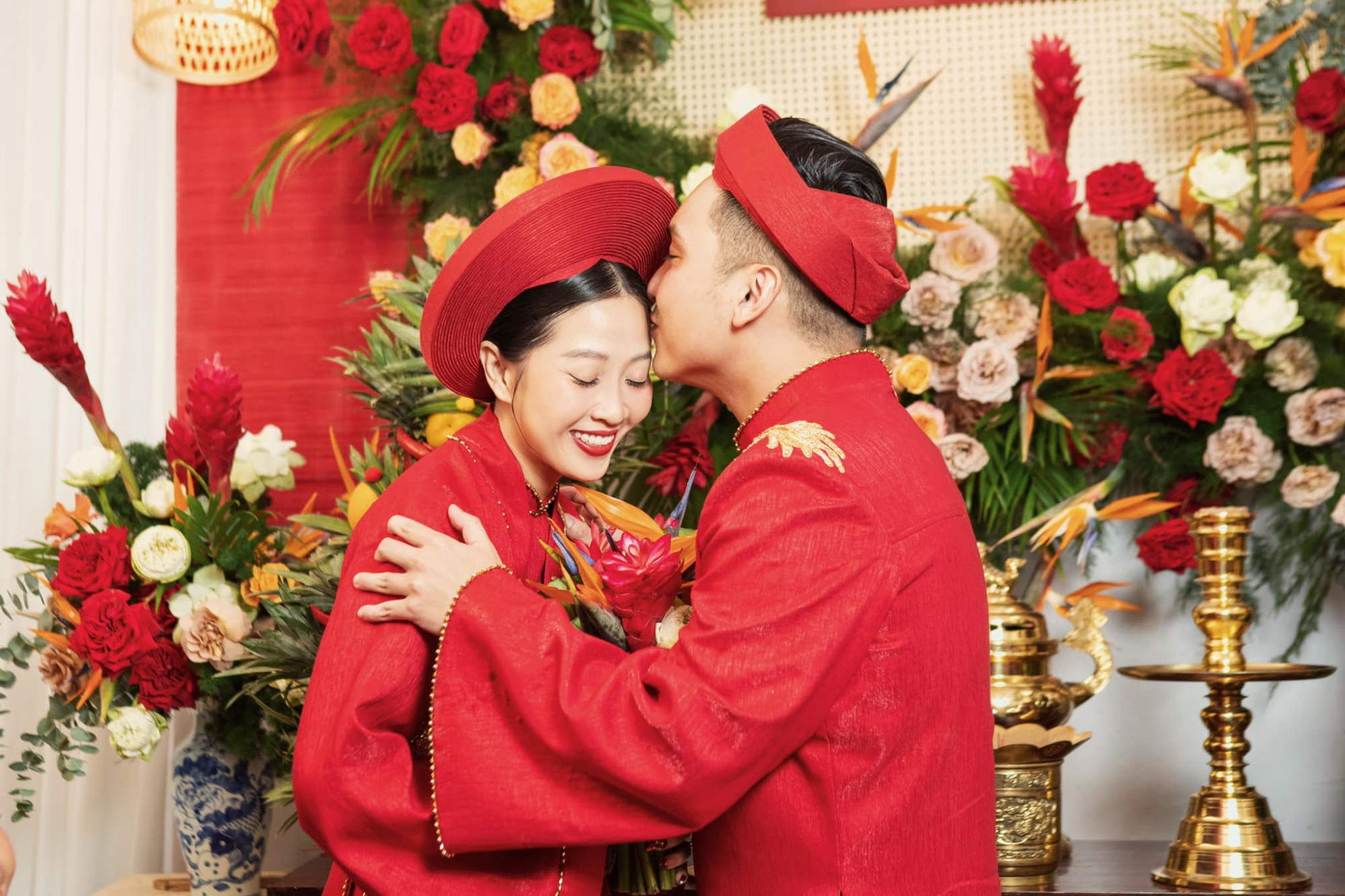Chú rể Trần Anh Khoa trao cho vợ nụ hôn ngọt ngào trong lễ rước dâu.