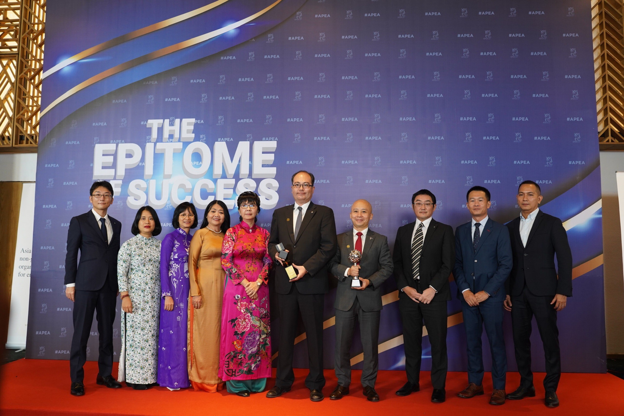 Các thành viên Ban giám đốc Dai-ichi Life Việt Nam tại Lễ trao giải thưởng kinh doanh xuất sắc châu Á - Asia Pacific Enterprise Awards 2022 - Ảnh: Dai-ichi Life Việt Nam