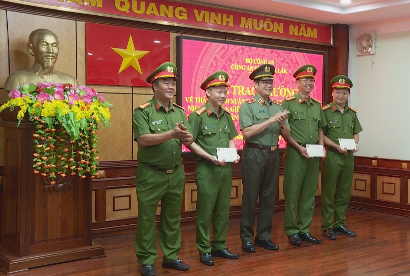 Công an tỉnh Đắk Lắk thưởng nóng cho 3 đơn vị tham gia phá án