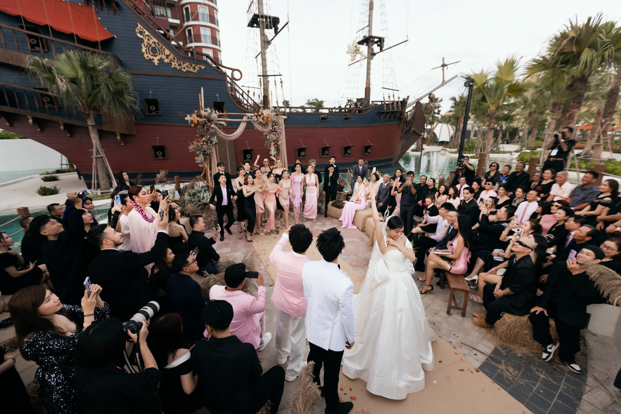 Đám cưới hệt cổ tích của cặp đôi tại Phan Thiết