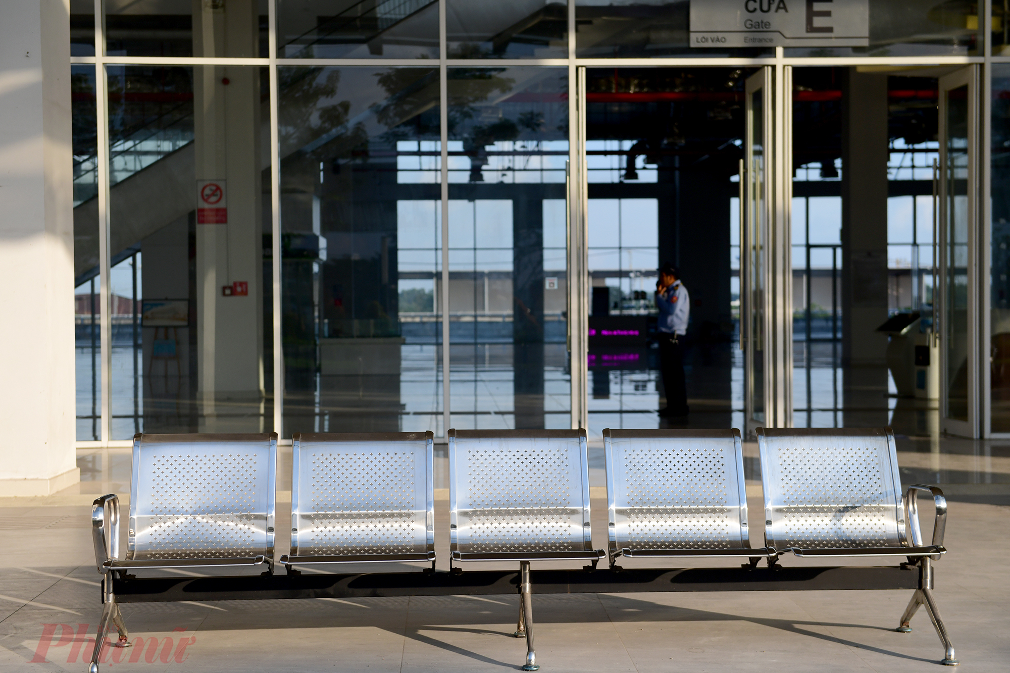Khu vực phía ngoài hành lang lắp đặt thêm các dãy ghế sắt để hành khách ngồi chờ đợi xe.