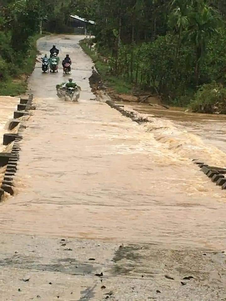 Ngầm sông Trường - Nước Oa đã bị ngập, gây chia cắt tuyến đường huyết mạch từ Bắc Trà My lên Nam Trà My