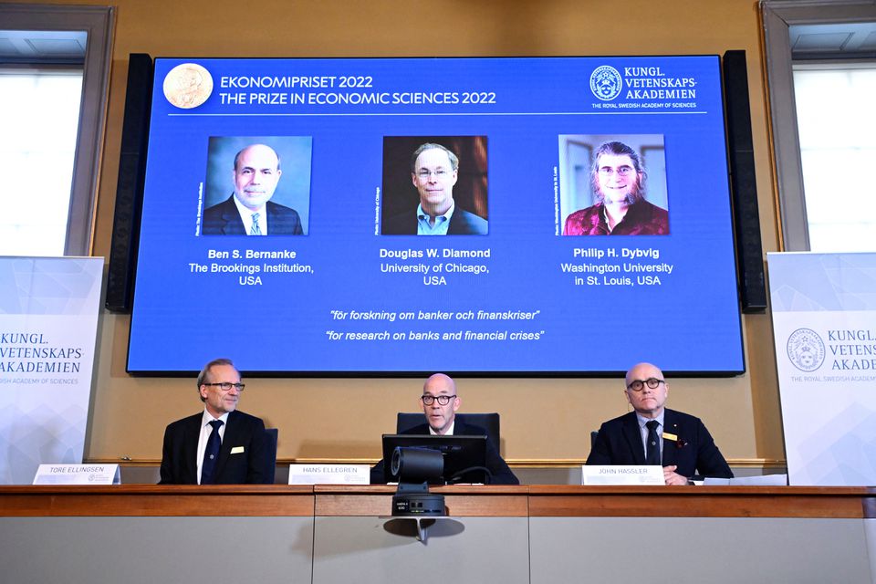 Các thành viên của Viện Hàn lâm Khoa học Hoàng gia Thụy Điển Tore Ellingsen, Hans Ellegren và John Hassler công bố giải Nobel Khoa học Kinh tế năm 2022