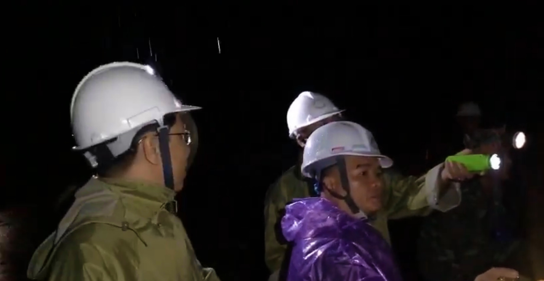 Lãnh đạo huyện Trà Bồng cố gắng tiếp cận hiện trường vụ sạt lở bằng đèn pin