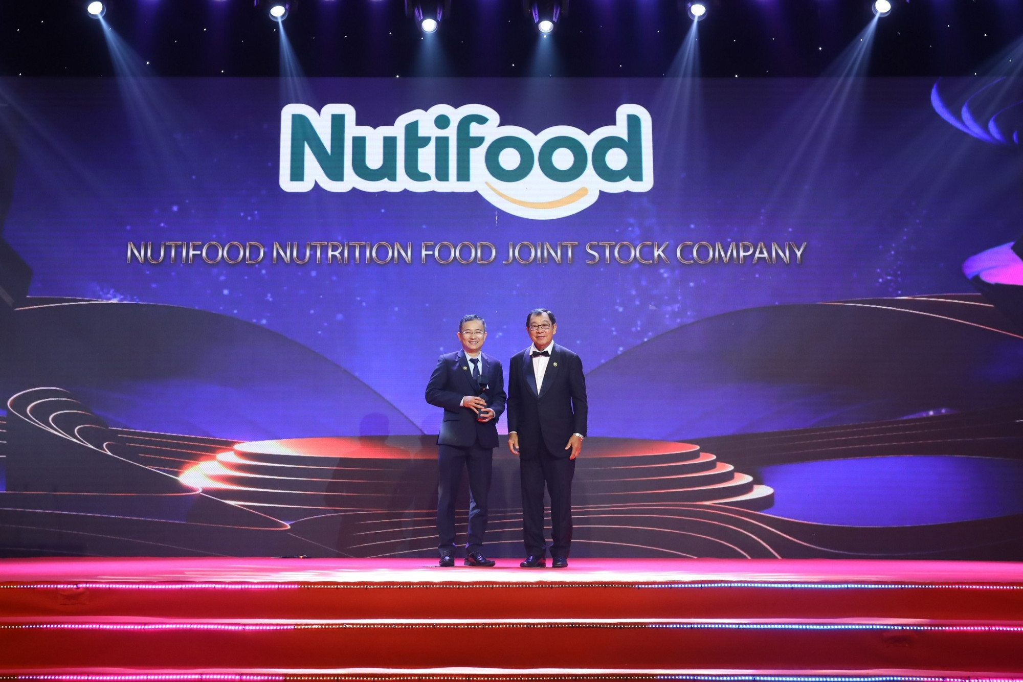 Nutifood lập “cú đúp” giải thưởng “Doanh nghiệp xuất sắc” và “Thương hiệu truyền cảm hứng” tại APEA 2022 - Ảnh: Nutifood