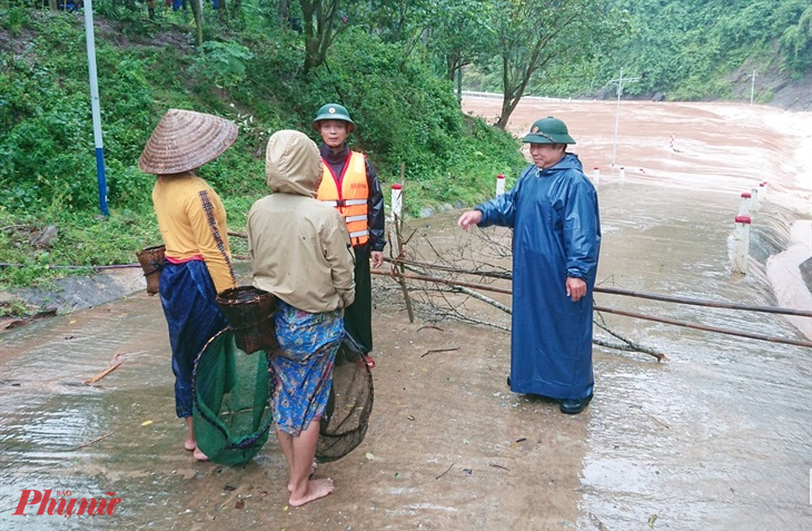 Bộ đội Biên phòng Quảng Bình Lập cảnh báo, ngăn chặn người dân vượt ngầm và đánh bắt cá ven sông suối.