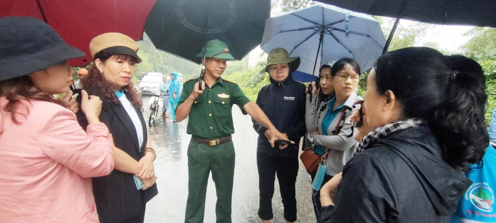 Các thành viên trong đoàn đội mưa đi thăm chị em phụ nữ nghèo ở xã Thanh