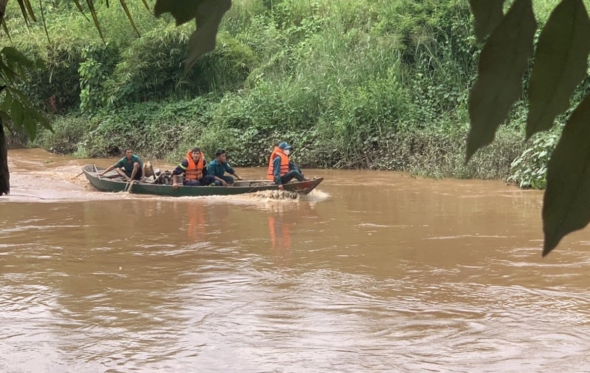 Lực lượng chức năng đang nỗ lực tìm kiếm cháu bé rơi xuống sông Buông mất tích