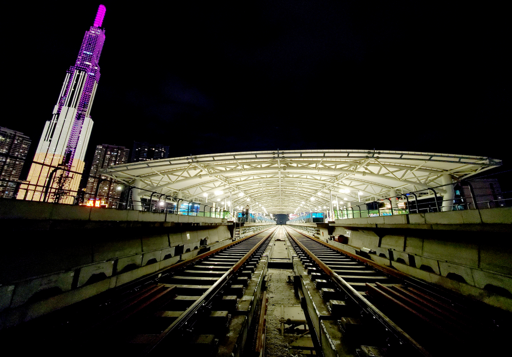 Hiện tại, ga Tân Cảng đã thi công được 93% khối lượng thi công. Theo Ban Quản lý đường sắt đô thị TP.HCM, nhà ga Tân Cảng là ga lớn nhất, có nhiều đường ray nhất và là nhà ga duy nhất cái mái che bằng sợi thủy tinh của tuyến metro số 1 Bến Thành - Suối Tiên.