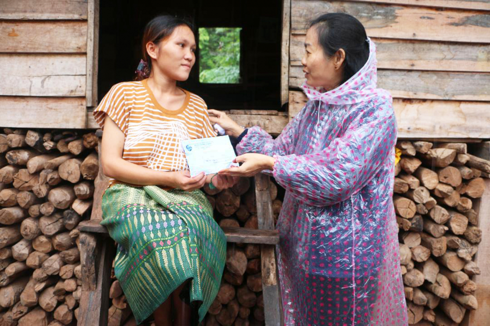Bà Lâm Thị Ngọc Hoa (bên phải) - Phó Chủ tịch Thường trực  Hội LHPN TP.HCM - trao quà cho chị em phụ nữ nghèo vùng biên Quảng Trị