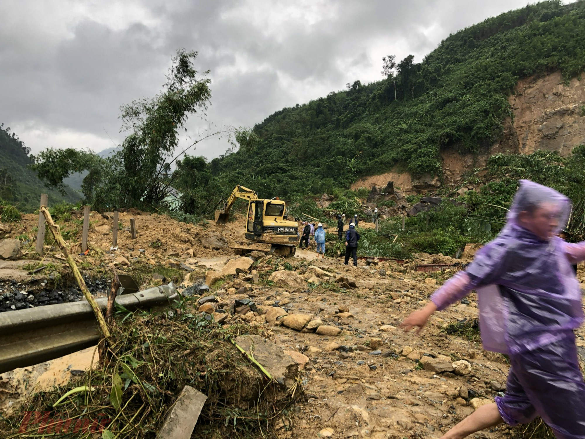 Các cán bộ, chiến sĩ Bộ Chỉ huy quân sự tỉnh Quảng Ngãi, lực lượng huyện Trà Bồng cùng thiết bị máy móc đào ủi giải phóng hàng nghìn khối đất đá để tìm nạn nhân.