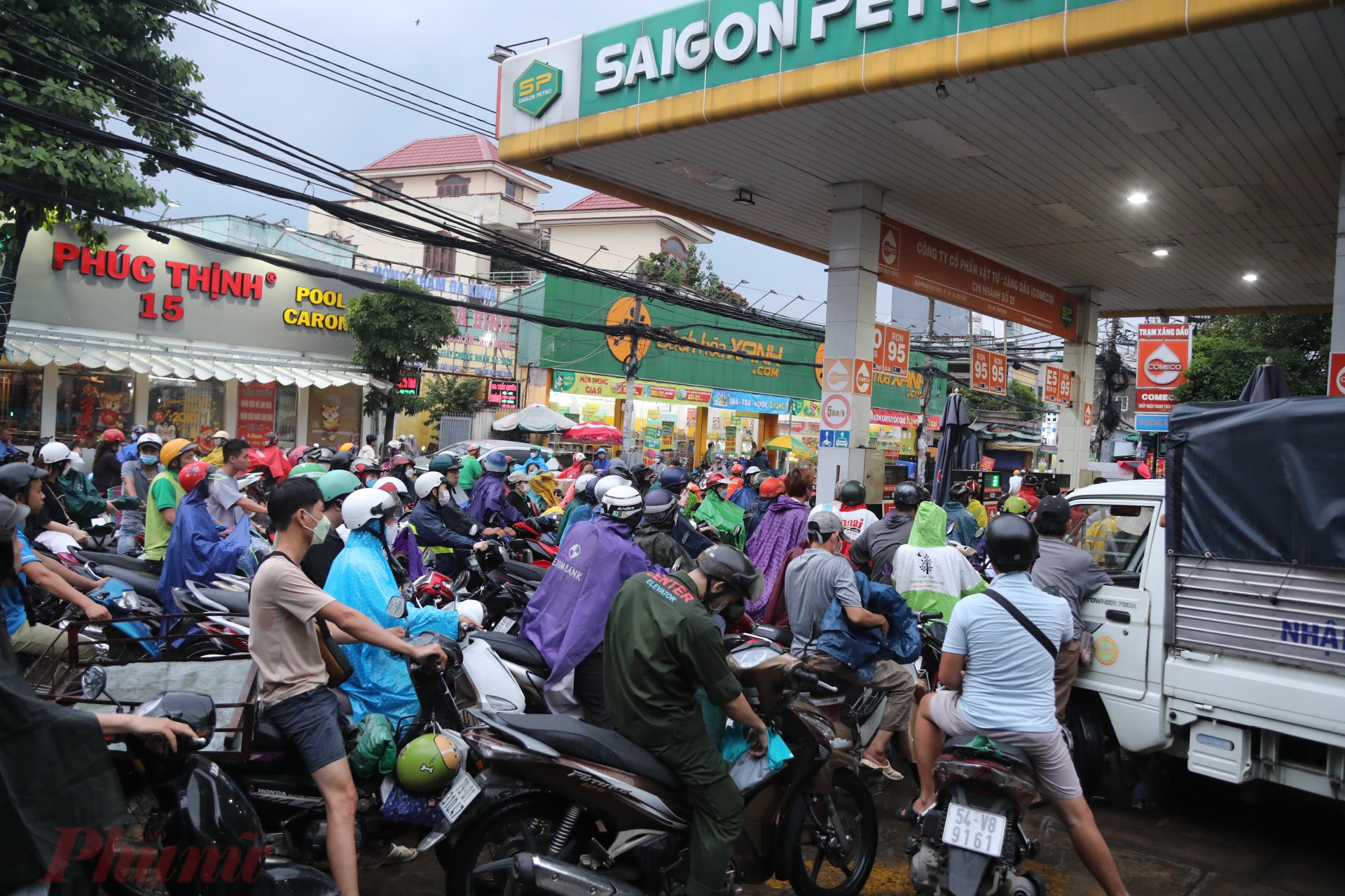 Người dân đi đổ xăng tại cửa hàng xăng dầu thuộc hệ thống Comeco