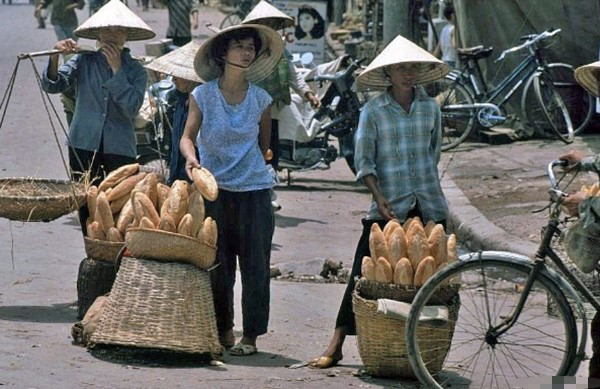 Hình ảnh bán bánh mì ngày trước ở Việt Nam