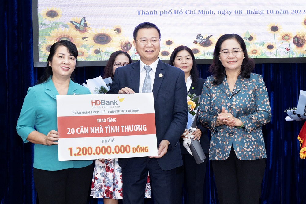 Ông Hoàng Đức Long - Giám đốc Khối Nguồn vốn và Kinh doanh tiền tệ - đại diện HDBank trao bảng tượng trưng kinh phí hỗ trợ xây dựng 20 căn nhà tình thương cho Ủy ban MTTQ Việt Nam TPHCM - Ảnh: HDBank