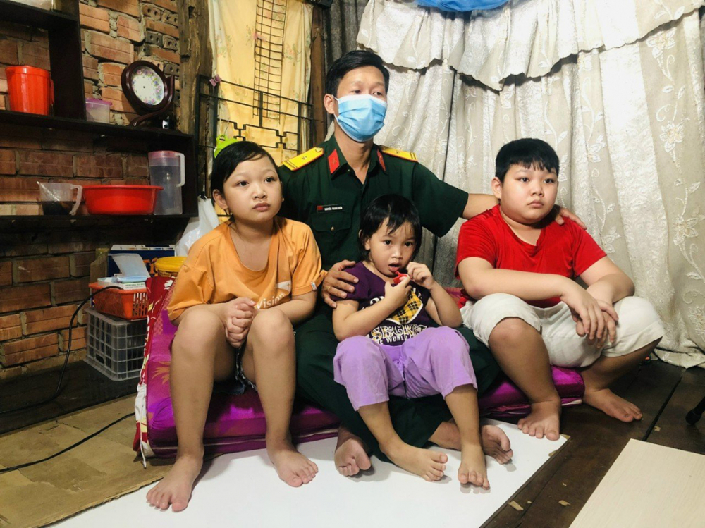 Thiếu tá Nguyễn Trung Kiên và ba đứa trẻ anh nhận đỡ đầu