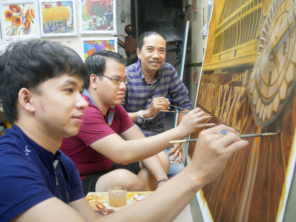 Họa sĩ Nguyễn Văn Hoàng dạy vẽ cho những đứa trẻ khiếm khuyết