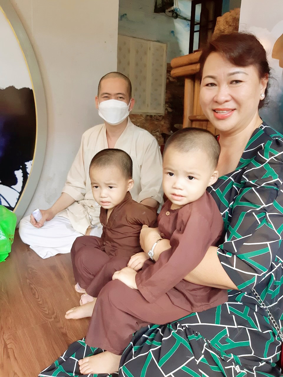 Bác sĩ Phạm Thị Ngọc Dung chăm sóc hai đứa trẻ ở chùa Huyền Trang