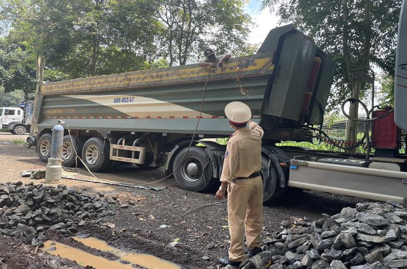 Cảnh sát giao thông tỉnh Đồng Nai kiểm tra tải trọng xe trên quốc lộ 1