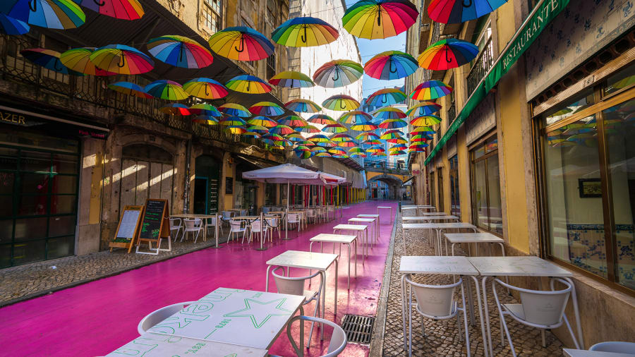 Time Out đã chọn ra những tên 'mũ trùm đầu tốt nhất trên khắp thế giới. Một điểm nổi bật là Cais do Sodré, ở Lisbon, nơi có con phố đầy màu sắc này. Nhấp qua để xem thêm.