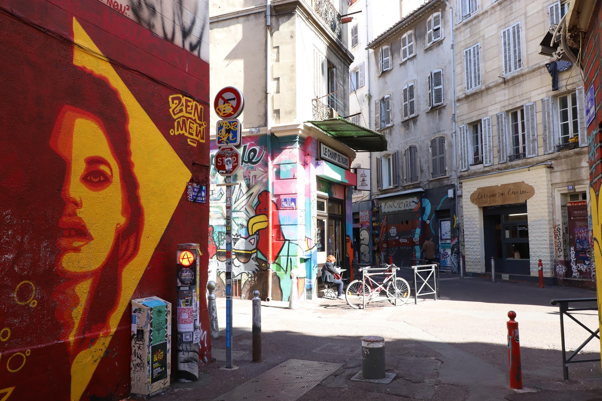 Cours Julien, Marseille, Pháp: Từng là nơi có các khu chợ ngoài trời của thành phố, ngày nay 'mui xe là nơi ẩn náu của các hiệu sách cũ, địa điểm nhạc sống và nghệ thuật đường phố.