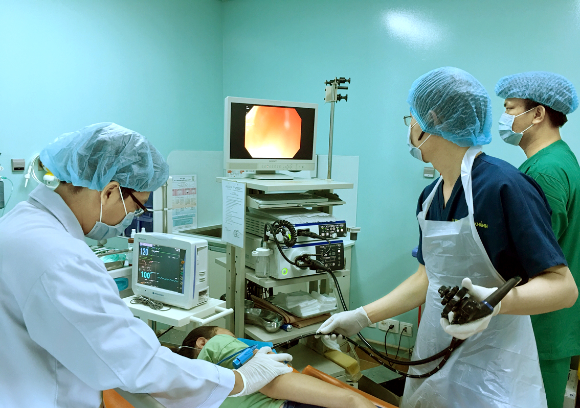 Bác sĩ Phạm Công Khánh đang nội soi kiểm tra tổn thương đại tràng cho một ca bị táo bón mạn tính  do chế độ dinh dưỡng bổ sung chất xơ chưa hợp lý - ẢNH: M.T