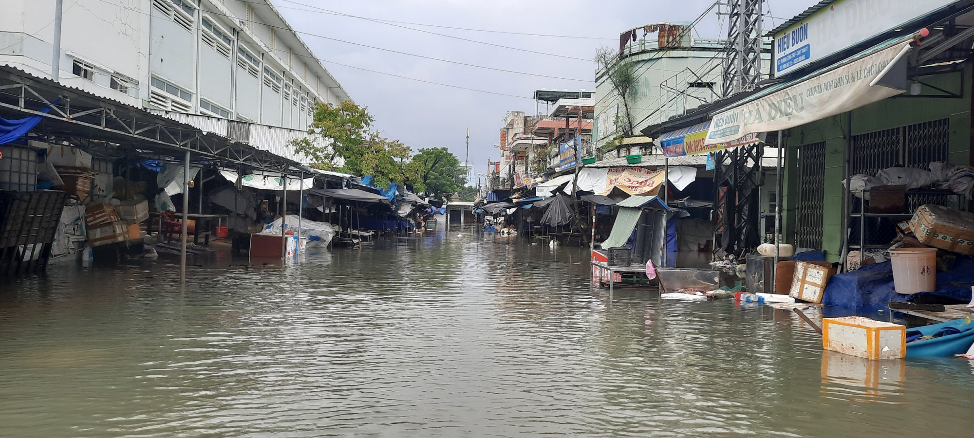 Trong sáng 11/10, mặc dù mưa đã ngớt và nước rút chậm nhưng một số nơi như chợ Tam Kỳ vẫn còn ngập sâu trong nước