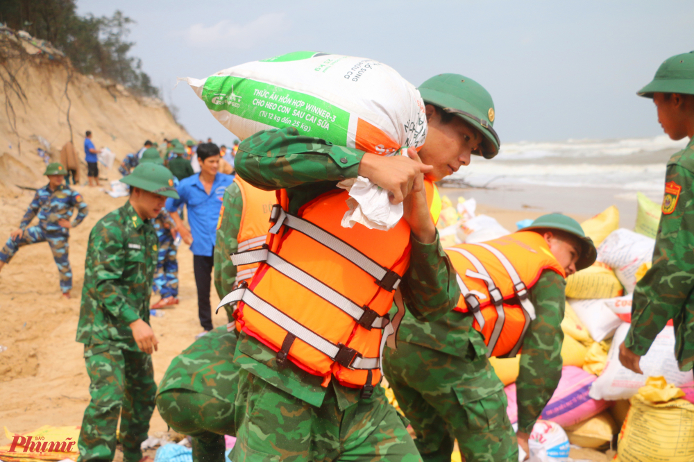 Tất cả các chiến sĩ thuộc Hải Đội 2 ( Bộ đội Biên phòng Thừa Thiên- Huế) cùng Cán bộ Đồn Biên phòng Thuận An đã có mặt kịp thời để cùng nhân dân tham gia làm đê cát chắn sóng