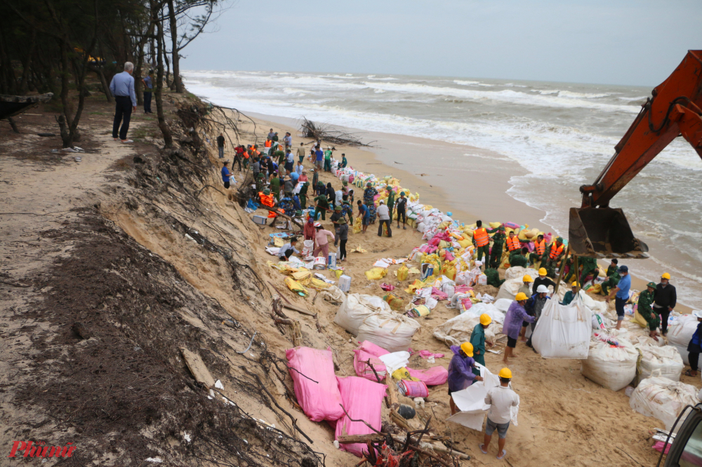 Trước mắt trong sáng nay, các lực lượng chức năng cùng hai xe múc đang tiến hàng công đoạn đưa cát vào bao tải tạo thành những đê chắn sóng khắc phục khẩn cấp tạm thời khu vực bờ biển thuộc thôn An Dương 1 xã Phú Thuận huyện Phú Vang.