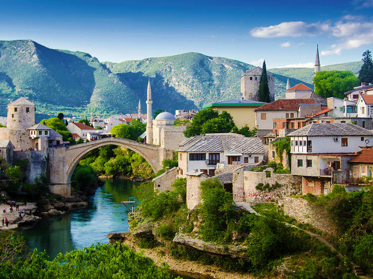 5.  Bosnia và Herzegovina Mùa hè ở Bosnia và Herzegovina rất nóng, còn mùa đông thì khá lạnh. Bạn có thể làm các phép toán từ đó và tháng 10 có thể là thời điểm tốt nhất để đến thăm đất nước đáng chú ý này. Số lượng khách du lịch giảm đáng kể, đồng nghĩa với việc có nhiều không gian hơn để đi lang thang trong các thị trấn cổ đẹp mê hồn của Sarajevo, Mostar và phần còn lại. Bộ sưu tập các nhà thờ Hồi giáo quyến rũ của Travnik lấp lánh sáng hơn một chút, trong khi Banja Luka khẳng định vị trí của mình là nơi nghỉ đêm tuyệt vời nhất của đất nước. Ngày càng có nhiều người thức giấc trước sự kỳ diệu của Bosnia và Herzegovina, vì vậy hãy tranh thủ ghé thăm vào tháng 10 này để tự mình khám phá. 