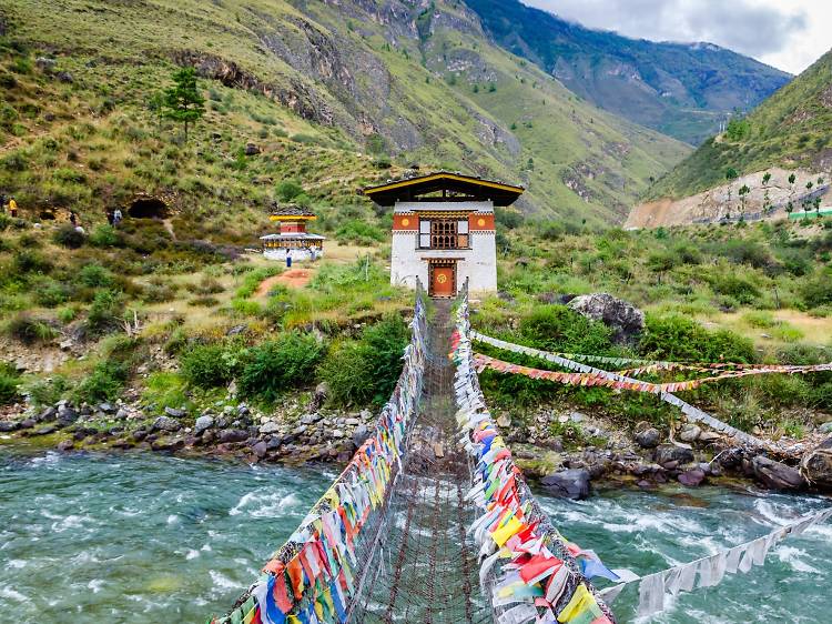 4.  Bhutan Với hơn 70% diện tích đất được bao phủ bởi rừng, vương quốc Phật giáo này là quốc gia tiêu cực carbon duy nhất trên thế giới, hấp thụ nhiều thứ hơn nhiều so với sản lượng của nó. Du lịch được kiểm soát chặt chẽ để đảm bảo du lịch vẫn có tác động thấp, vì vậy nó không hề rẻ — mặc dù khoản phí 200 đô la một ngày ở đó bao gồm tất cả chỗ ở, thức ăn và hướng dẫn viên của bạn (điều này rất đáng giá vì có một câu chuyện thần thoại đằng sau khá nhiều thứ bạn gặp phải ở đây). Đi để lạc vào thiên nhiên hoang sơ, hít thở không khí trong lành của vùng Himalaya và cảm thấy tự mãn hơn khi biết mình cũng đang ăn đúng.