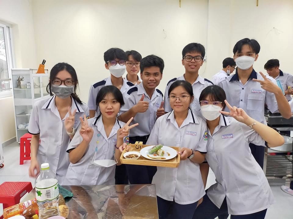 Học sinh khối 12, Trường THPT Bùi Thị Xuân thích thú làm món bò bía
