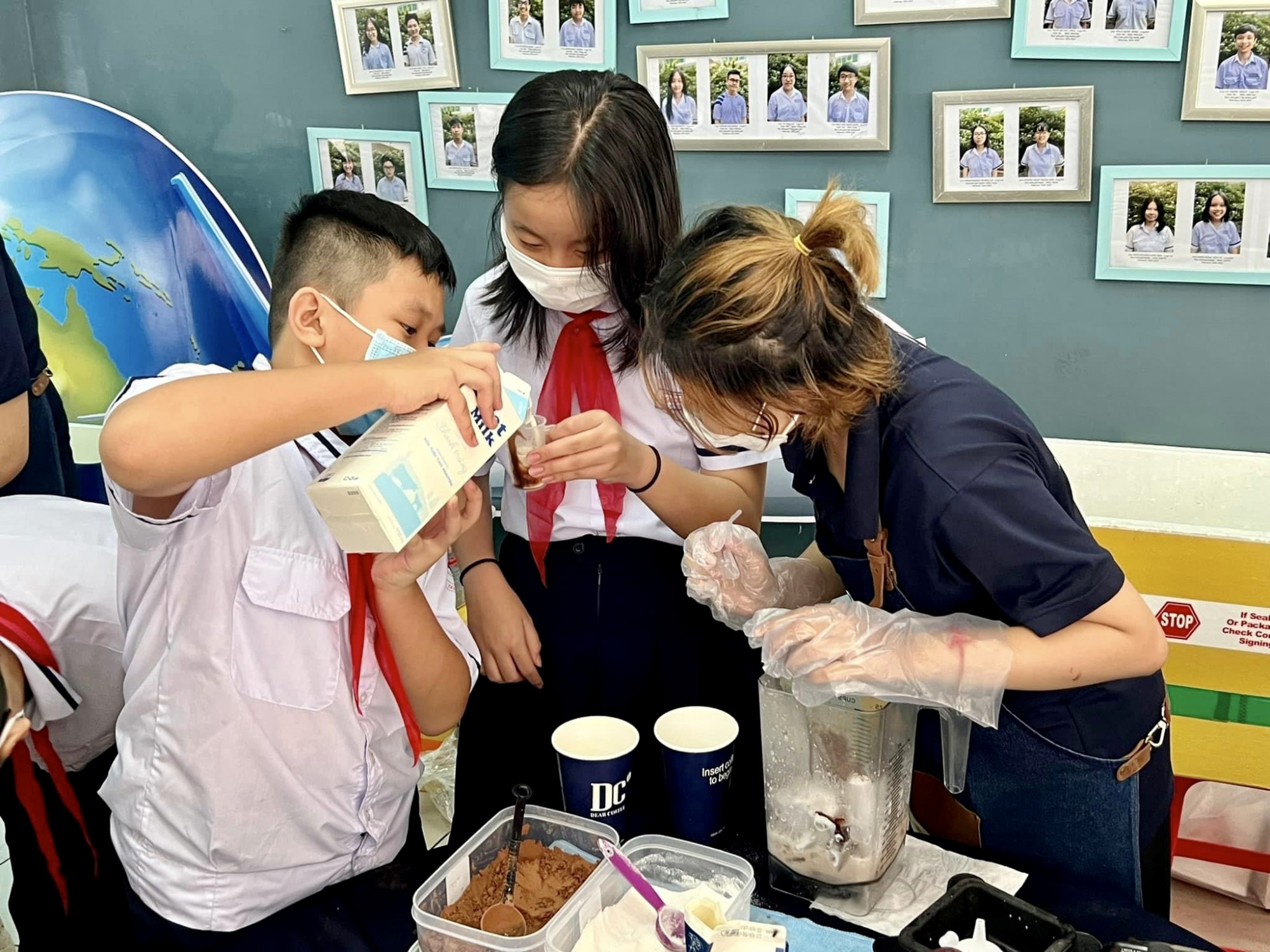 Học sinh lớp 6, Trường THCS Nguyễn Du trong tiết học pha chế