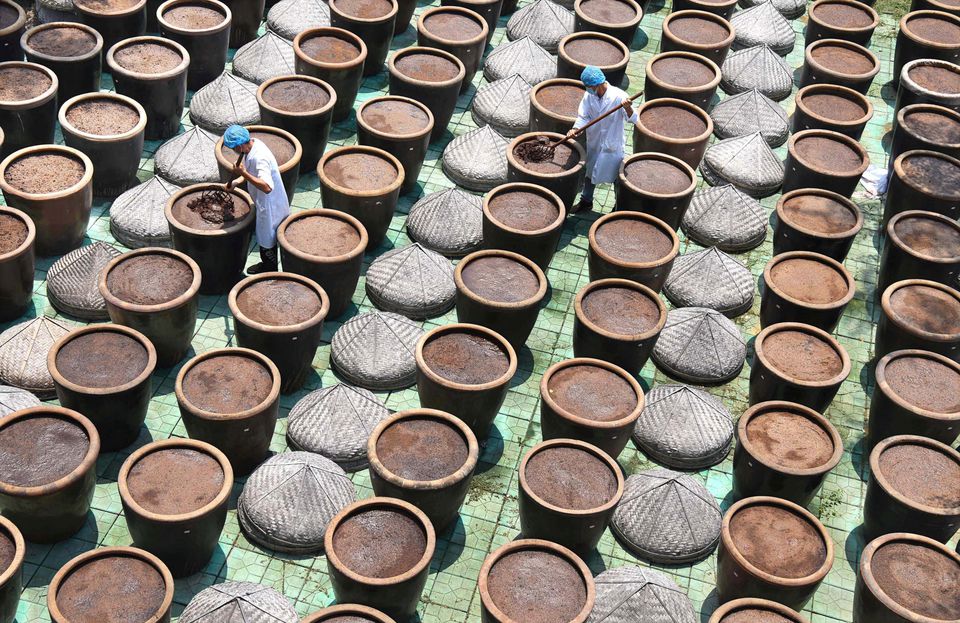 Công nhân kiểm tra tương tại một nhà máy sản xuất nước tương ở tỉnh Sơn Đông, Trung Quốc (nguồn ảnh Reuters)