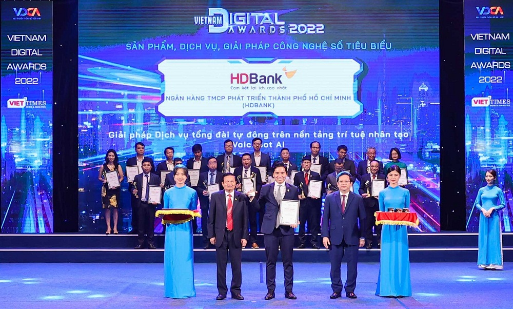 Ông Nguyễn Đức Dũng - Phó giám đốc Trung tâm Chuyển đổi số HDBank (DTC) - đại diện HDBank nhận giải - Ảnh: HDBank