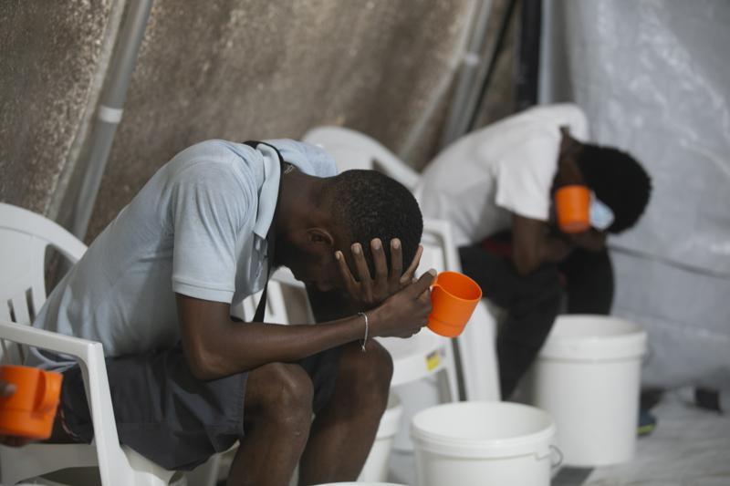 Bệnh nhân có các triệu chứng bệnh tả ngồi trong một trung tâm quan sát tại một phòng khám bệnh tả do Tổ chức Bác sĩ Không Biên giới điều hành ở Port-au-Prince, Haiti, Thứ Sáu, ngày 7 tháng 10 năm 2022. (Ảnh AP / Odelyn Joseph)