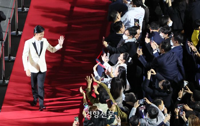 Lương Triều Vỹ trên thảm đỏ tại Liên hoan phim quốc tế Busan 2022, Hàn quốc. 