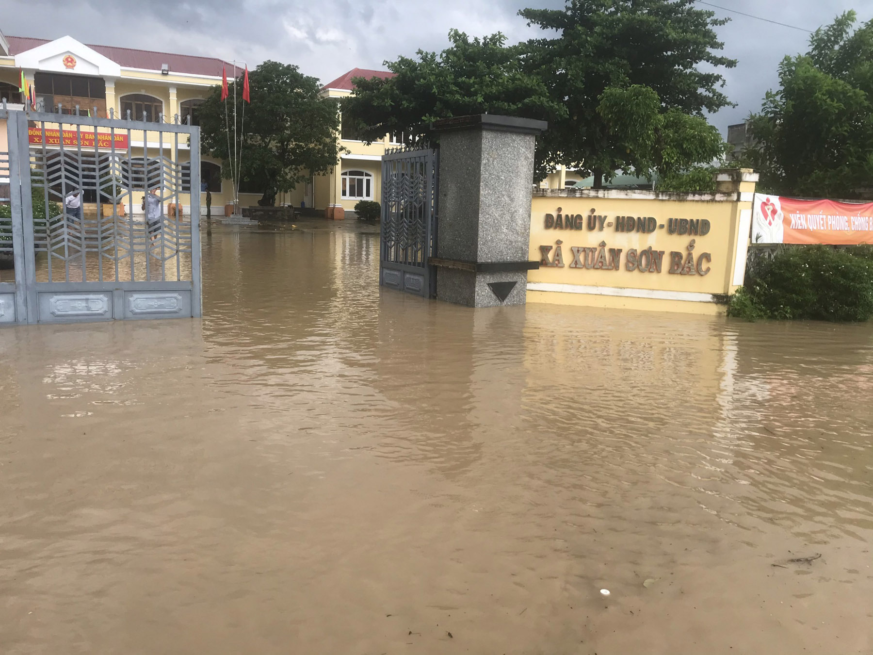 UBND xã Xuân Sơn Bắc bị ngập trong nước lũ