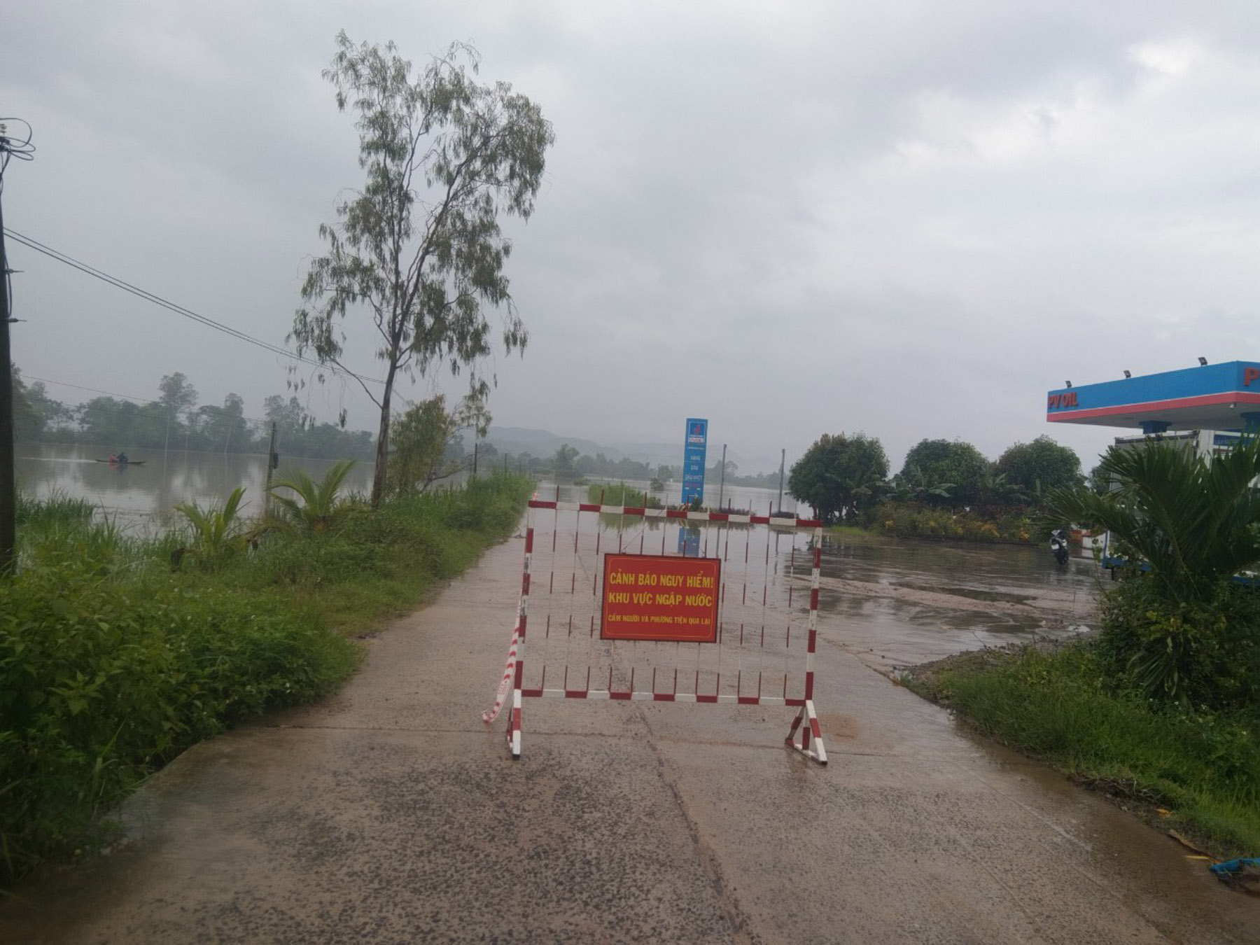 Tuyến đường ĐT 641, từ thị trấn La Hai (huyện Đồng Xuân) đi thị trấn Chí Thạnh (huyện Tuy An) bị ngập sâu. 