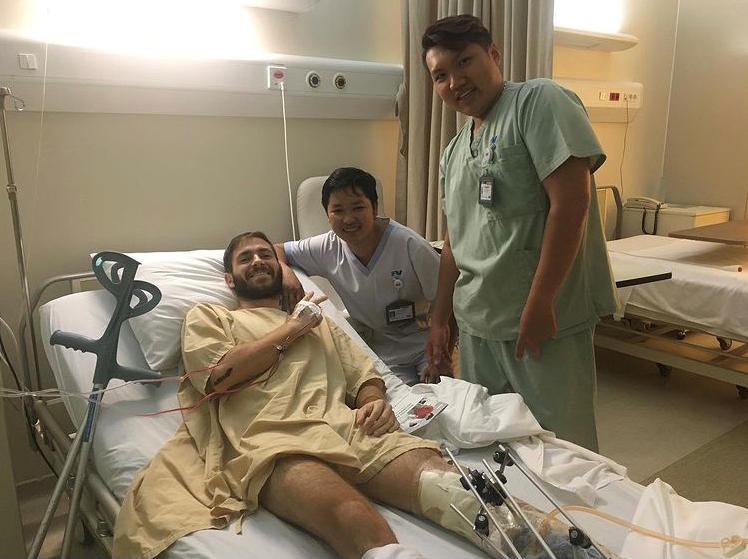 Gương mặt hạnh phúc của Juan khi mở mắt ra sau ca mổ cấp cứu và thấy chân mình vẫn còn sau tai nạn khủng khiếp. Ảnh: NVCC