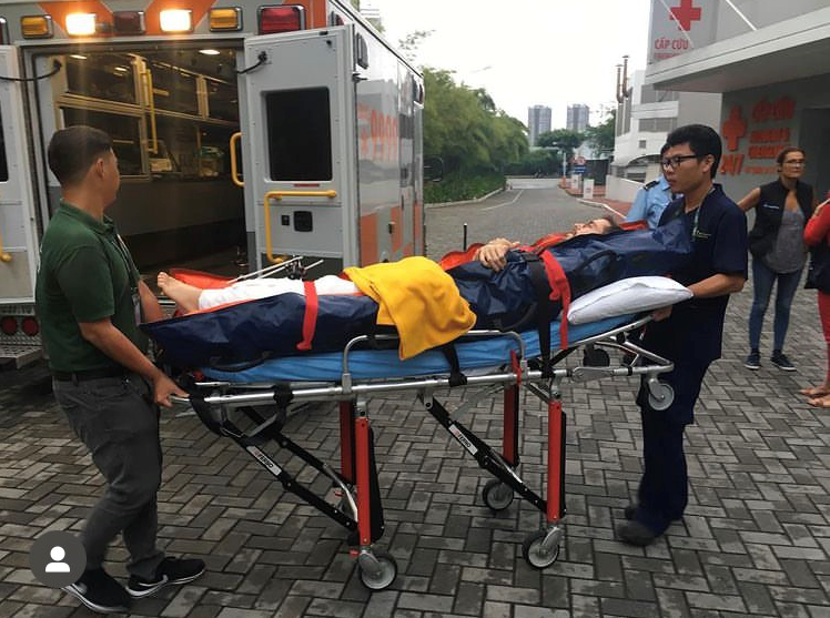 Juan Por El Mundo được xe cấp cứu đưa đến Bệnh viện FV sau tai nạn kinh hoàng ngày 19/8/2017. Ảnh: NVCC