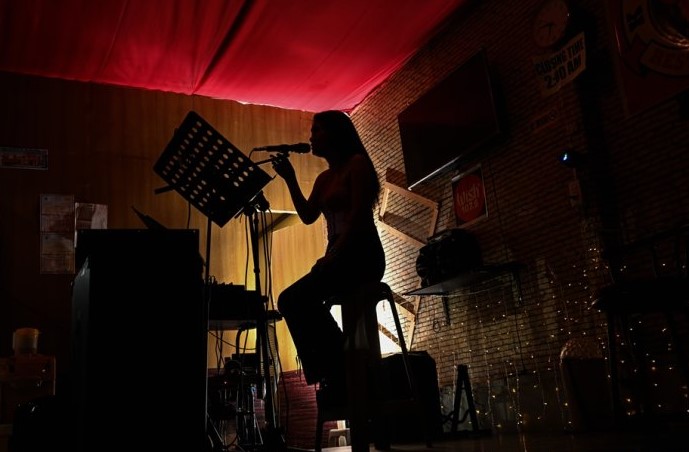 Nica (bút danh), biểu diễn tại một quán bar ở Ilagan, tỉnh Isabela, nằm ở khu vực đông bắc của đảo Luzon của Philippines, ngày 5 tháng 9, nơi cô hoạt động như một ca sĩ bán thời gian. Ảnh Korea Times của Shim Hyun-chul