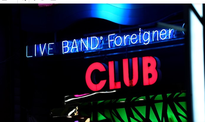 Một bảng hiệu neon của một câu lạc bộ chỉ dành cho người nước ngoài ở Busan được nhìn thấy trong bức ảnh này được chụp vào ngày 25 tháng 9. Ảnh của Korea Times bởi Kim Kang-min